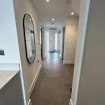 Luxury 4 Bedroom House 펜션