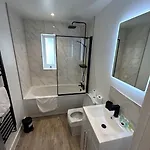 Luxury 4 Bedroom House * 브리스틀