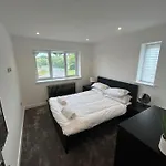 Luxury 4 Bedroom House 펜션 브리스틀