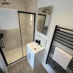Luxury 4 Bedroom House 펜션 브리스틀