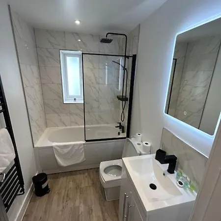 Luxury 4 Bedroom House * Bristol