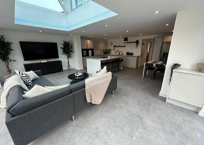 Luxury 4 Bedroom House * Bristol