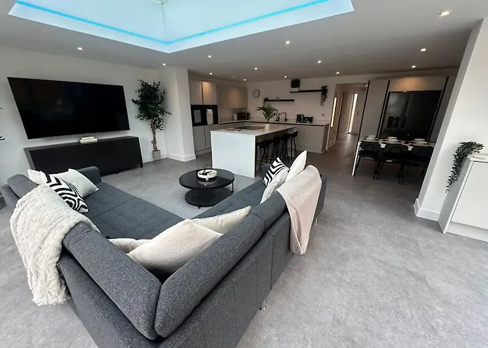 Dom wakacyjny Luxury 4 Bedroom House