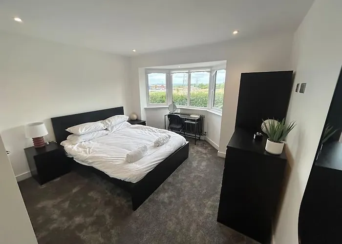 Dom wakacyjny Luxury 4 Bedroom House