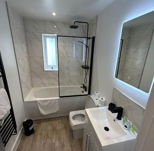 Luxury 4 Bedroom House * Bristol