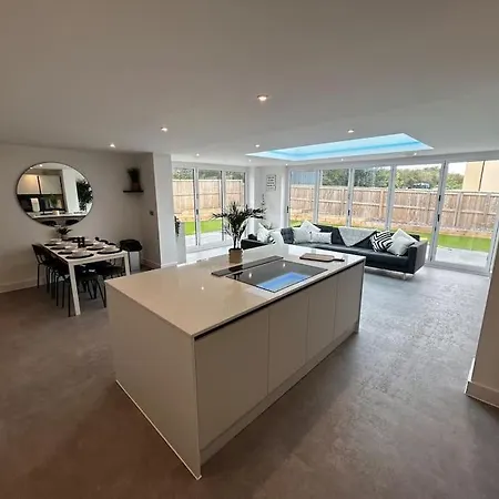 Luxury 4 Bedroom House Bristol