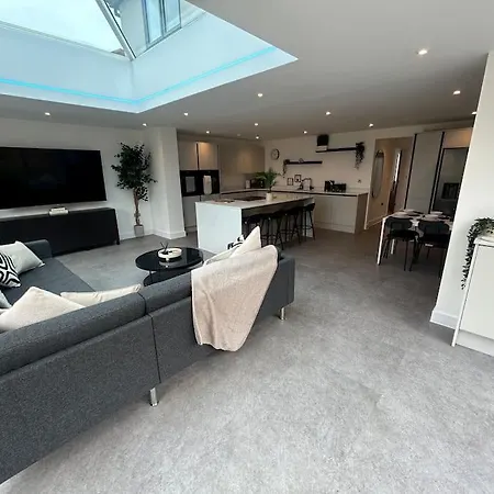 Luxury 4 Bedroom House * Bristol