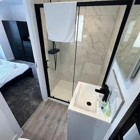 Luxury 4 Bedroom House בית נופש *