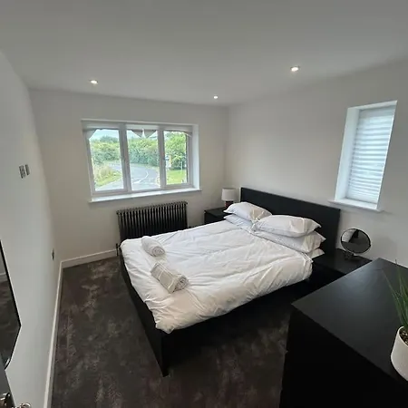 Luxury 4 Bedroom House Ferienhaus Bristol